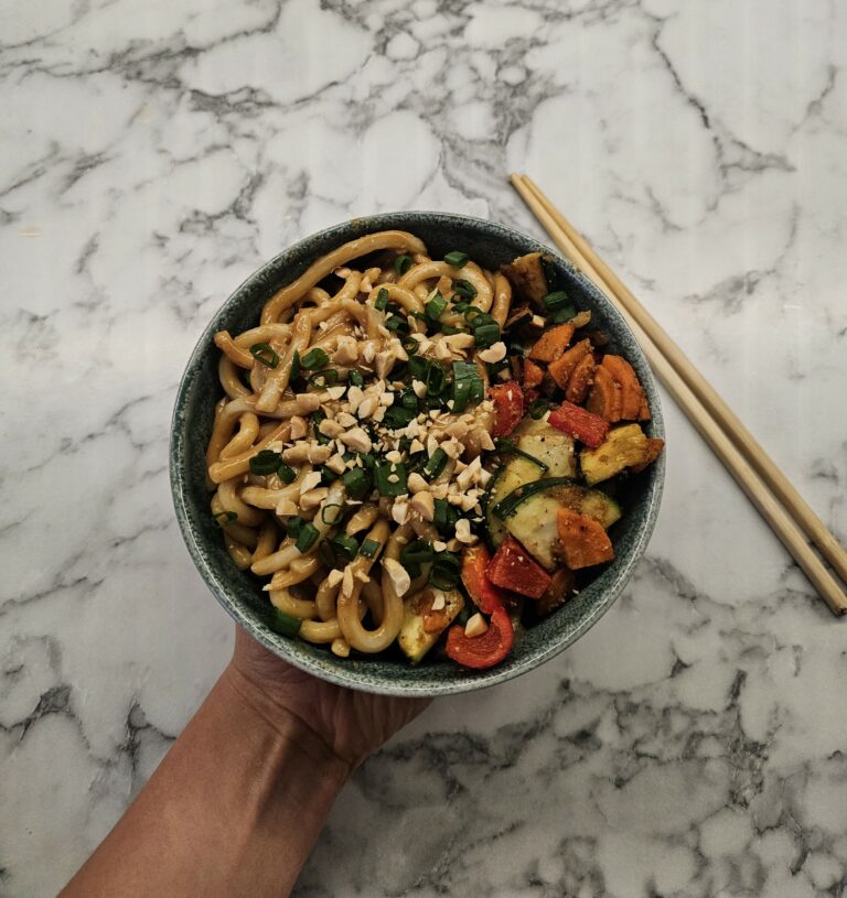Udon z azjatyckim sosie orzechowym z warzywami