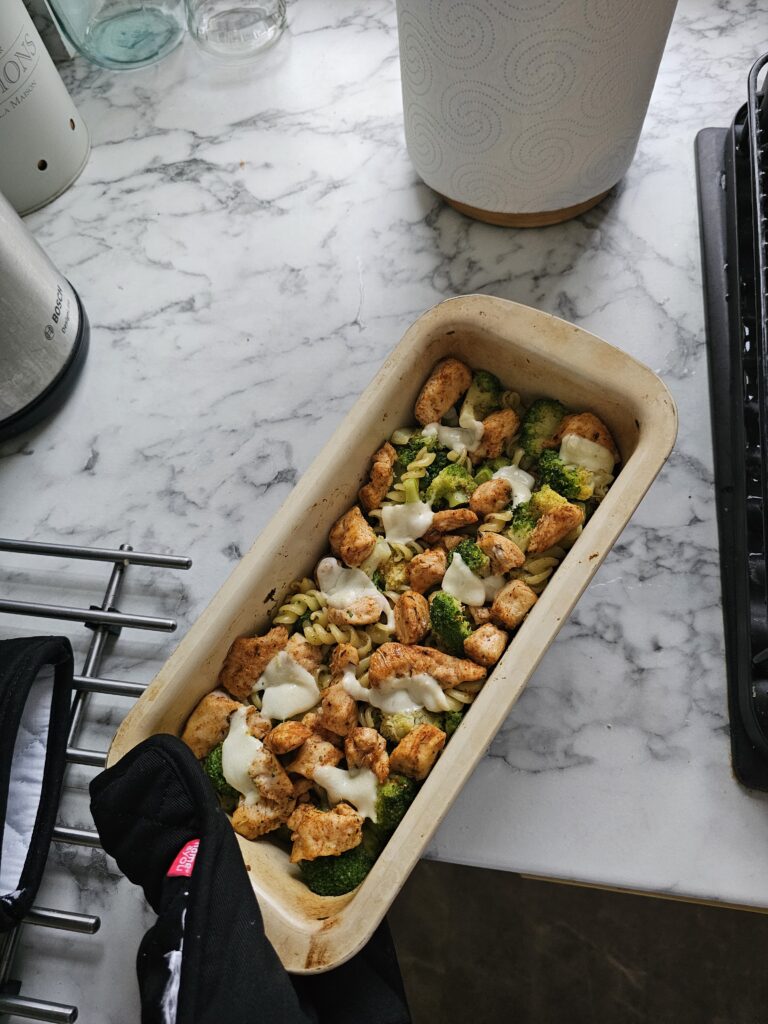 Zapiekanka z makaronem, kurczakiem i brokułą