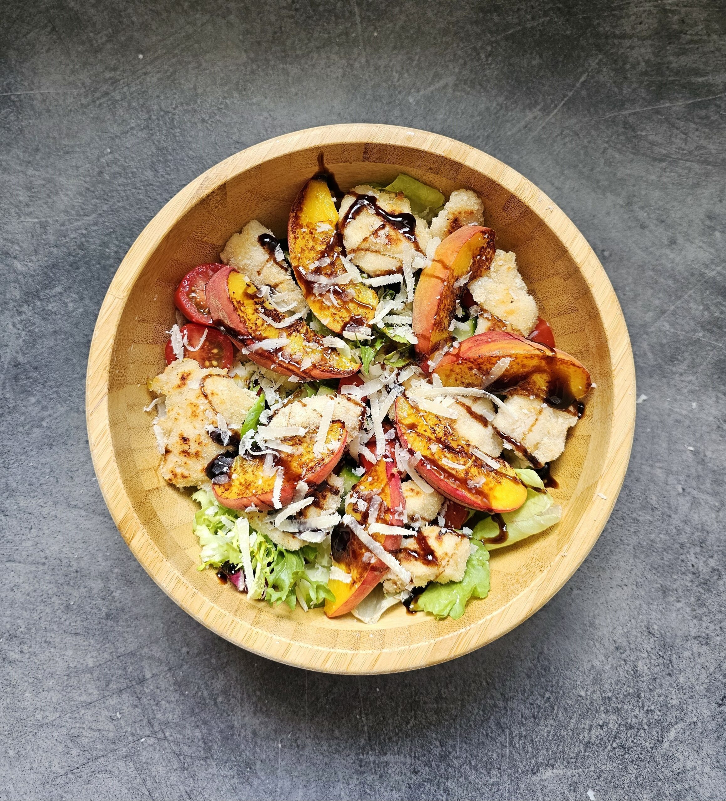 Wiosenna sałatka z brzoskwiniami i nuggetsami