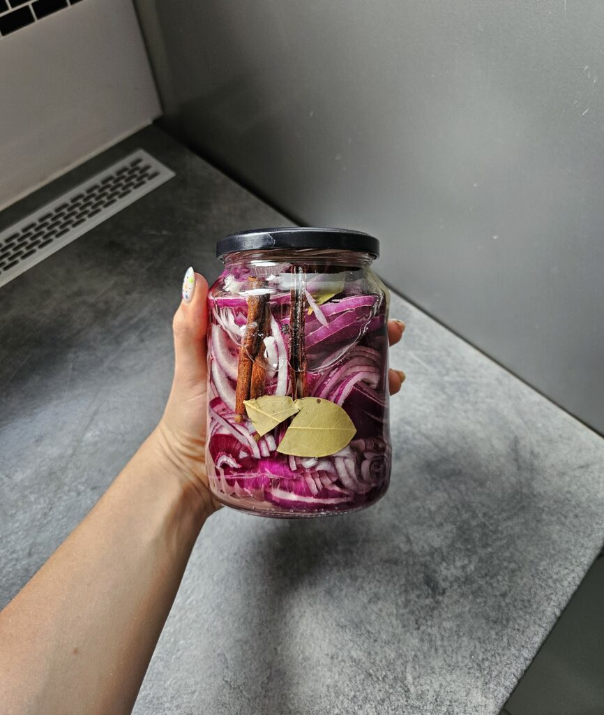 Marynowana czerwona cebula