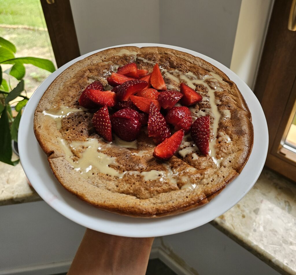 Puszysty omlet z sosem tahini i truskawkami