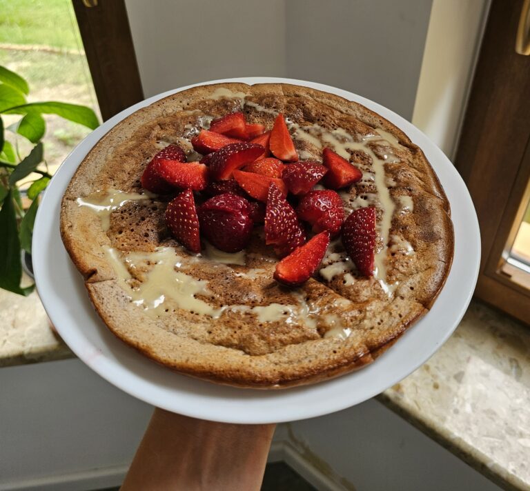 Puszysty omlet z sosem tahini i truskawkami