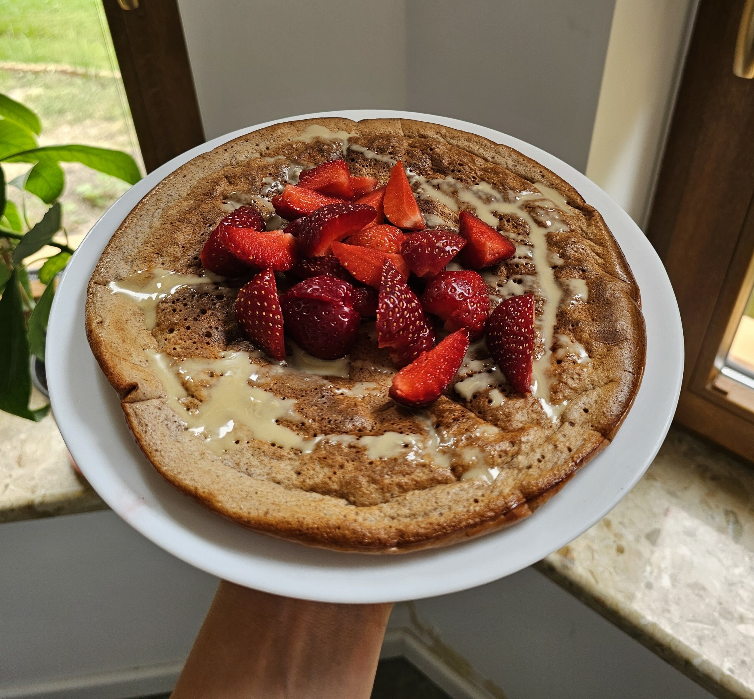 Puszysty omlet z sosem tahini i truskawkami