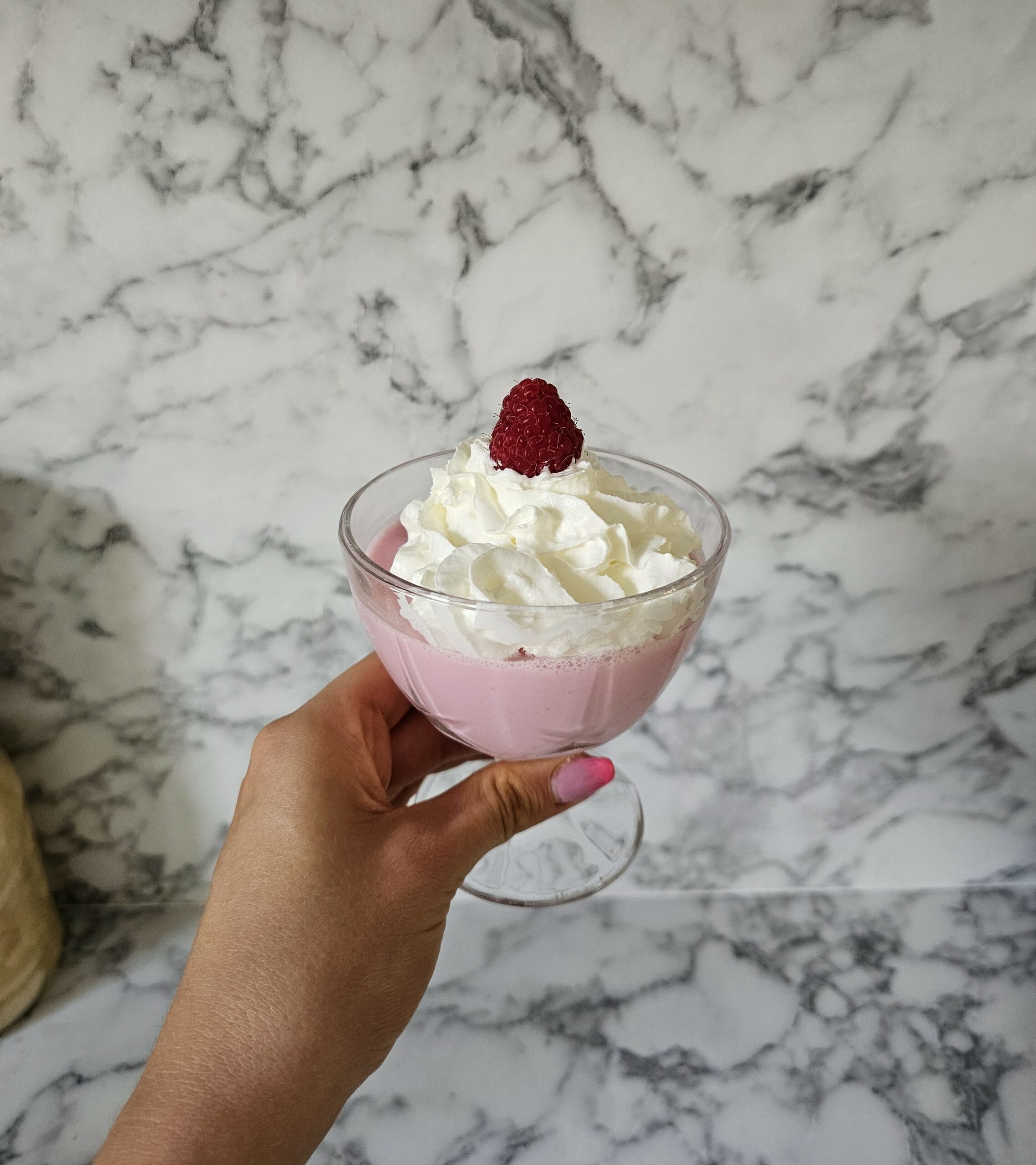 Malinowo-mleczny deser