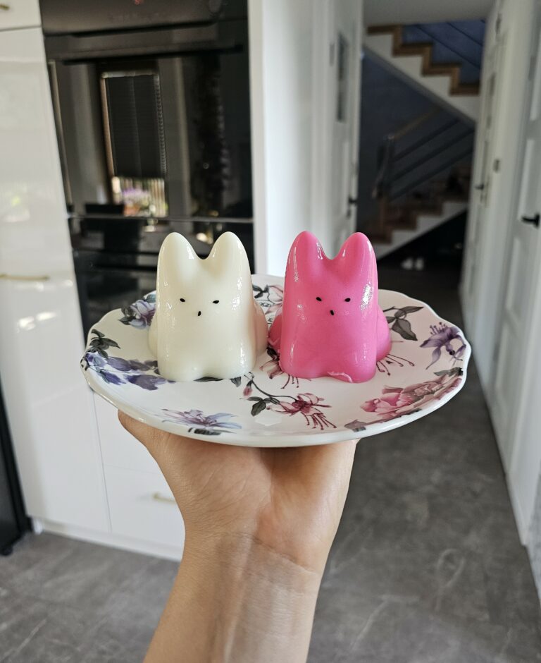 Jiggly cat pudding