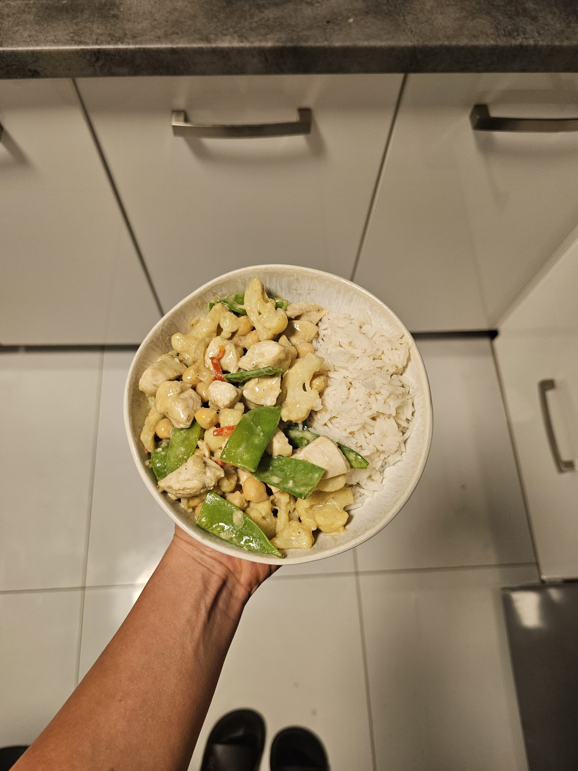 Curry na mleczku kokosowym z kurczakiem i groszkiem cukrowym