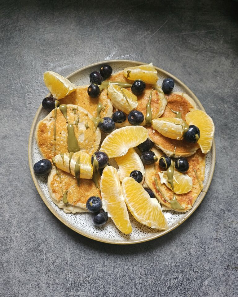 Syrniki waniliowe z owocami i pastą pistacjową