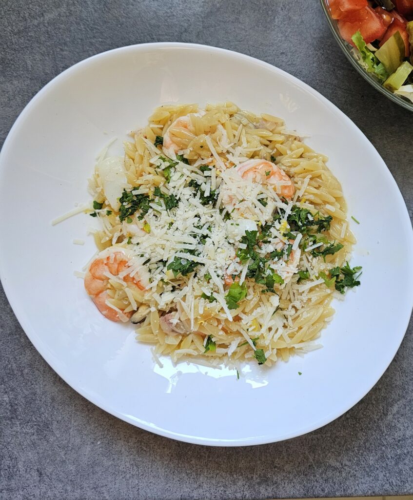 Krewetki z makaronem orzo