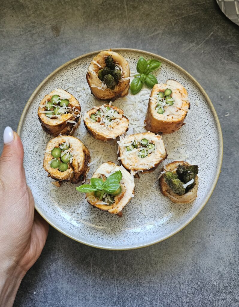 Szparagi owinięte mięsem z piersi kurczaka