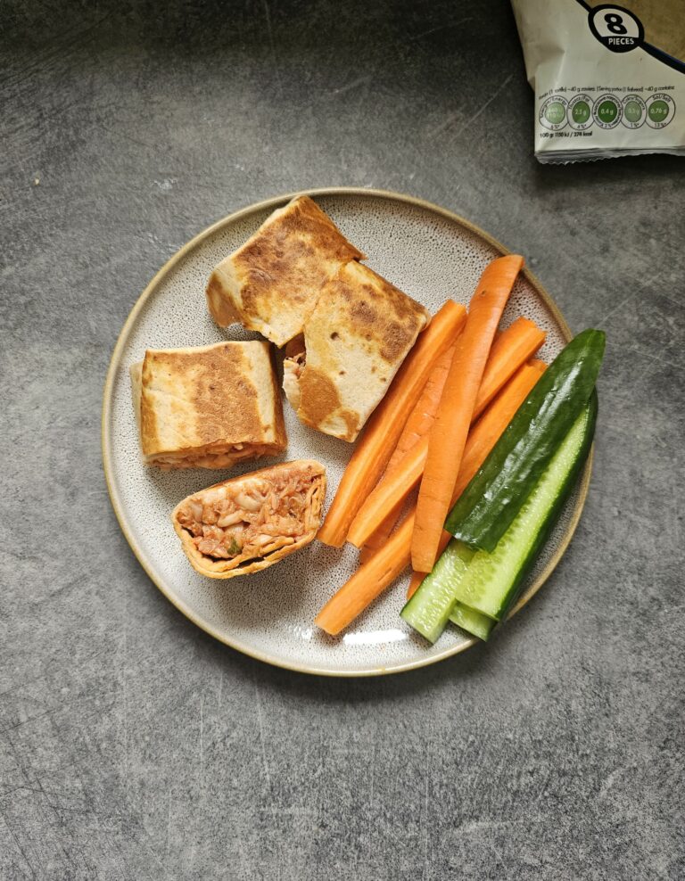 Tortilla z pomidorową pasta z białej ryby