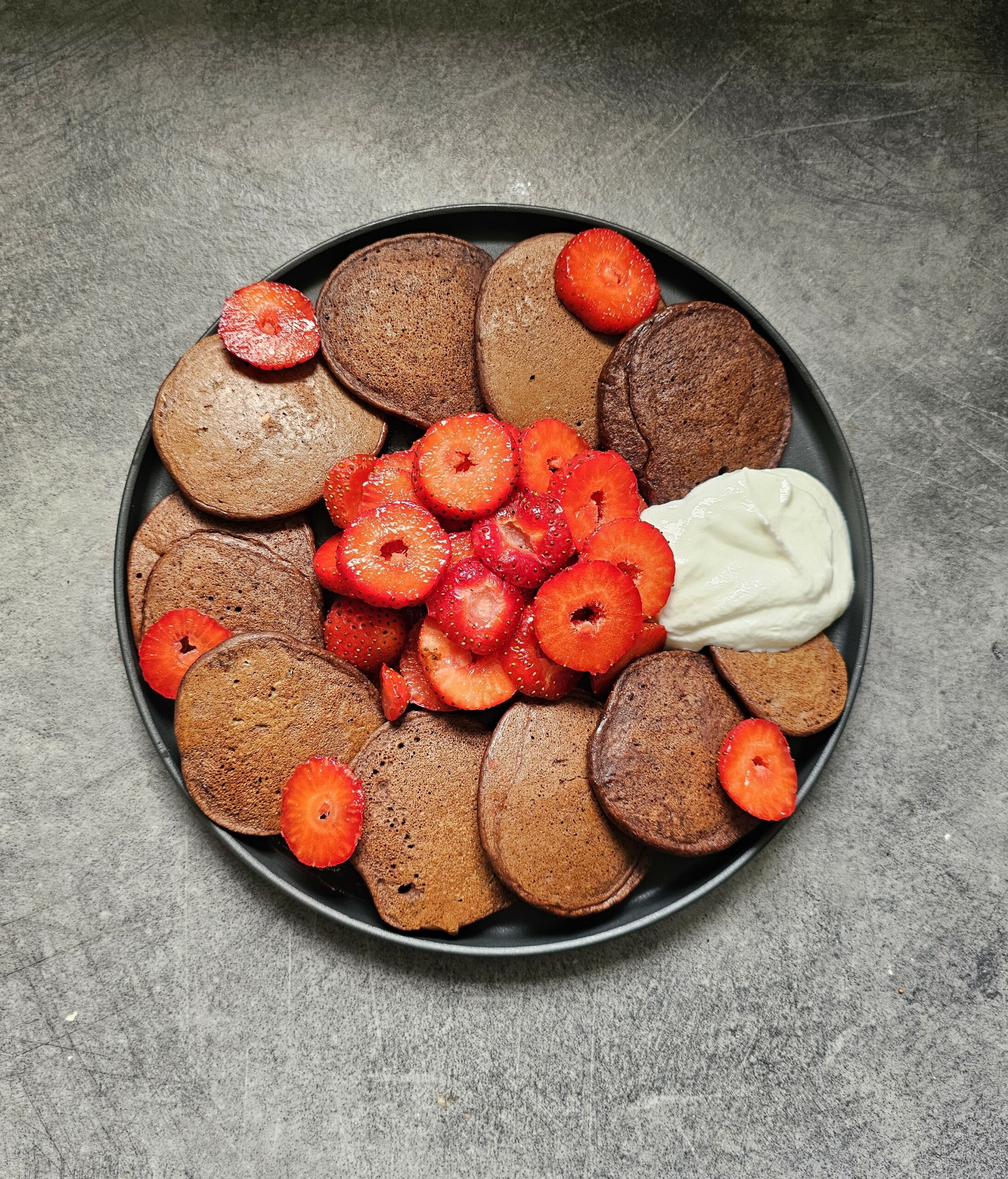 Kakaowe placuszki z fasolą, truskawkami i jogurtem