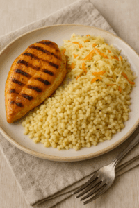 Grillowany filet z piersi kurczaka, kasza bulgur, surówka z kiszonej kapusty