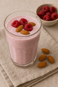 Smoothie (kefir naturalny, maliny, migdały)